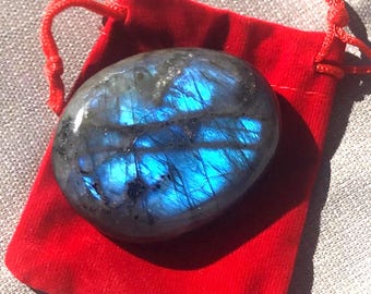Auffälliger Labradorit-Handschmeichler: Blauer Regenbogen Polierter Kristall (5-7,5 cm)