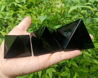Große schwarze Obsidian-Kristallpyramide auch in vielen Größen erhältlich