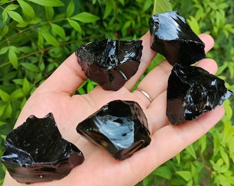 Trozo de obsidiana negra en bruto de 30-50 mm