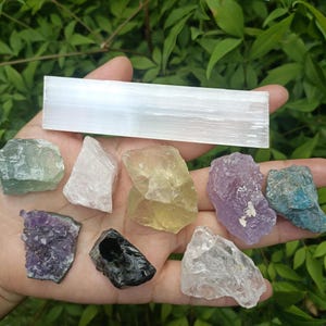Beginners Crystal Kit 9 pcs in Gift Box - Popular Raw Crystals for Chakra Protection