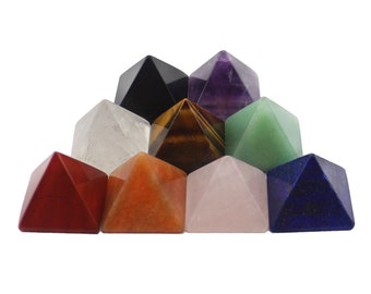 Pyramide de cristal, pyramide d'améthyste, pyramide de quartz rose, pyramide d'obsidienne noire, pyramide d'oeil de tigre, pyramide de lapis-lazuli, pyramide d'aventurine