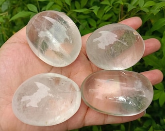 大きな透明な水晶のパームストーン - ヒーリングクリスタル