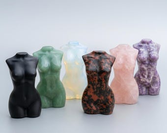 Pode incluir: Uma coleção de esculturas de torso em pedra esculpida em várias cores. As esculturas incluem preto, verde, opalescente, vermelho-castanho, rosa e roxo. Cada escultura tem cerca de 10 cm de altura.