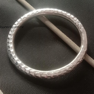 ソリッドシルバーバングル、ハンドメイド925スターリングシルバーの厚手ヘビーシルバーブレスレット、ボヘミアンシルバーブレスレット、スタッカブルバングル、ハンマーバングルギフト