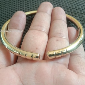 Piękna mosiężna bransoletka/mankiet, afrykańska mosiężna bransoletka z możliwością układania w stosy, regulowana bransoletka, ręcznie robione bransoletki na prezent dla mężczyzn