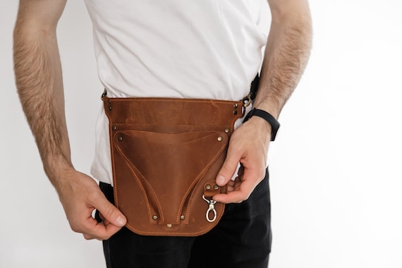 Men Letter Graphic Buckle Decor Waist Bag With Bag Charm