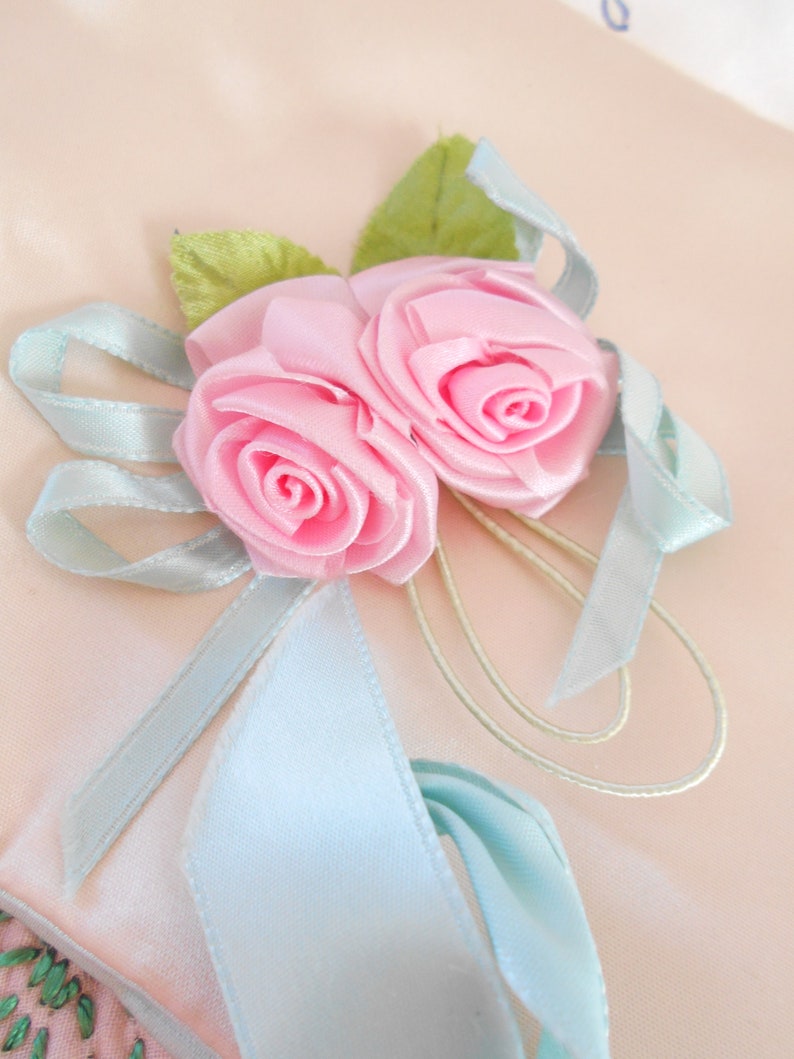 Pretty 1940/'s Pale Pink /& Aqua Satin Jewelry BagHolder with Rose Buds
