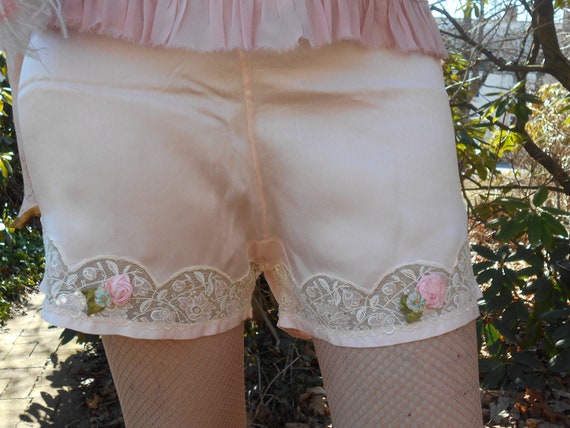 Stunning 1930's Pale Peachy Pink Silk/Ribbon Roset