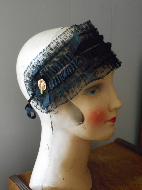 Pretty 1920's Black Chantilly Lace Headpiece/Boudo