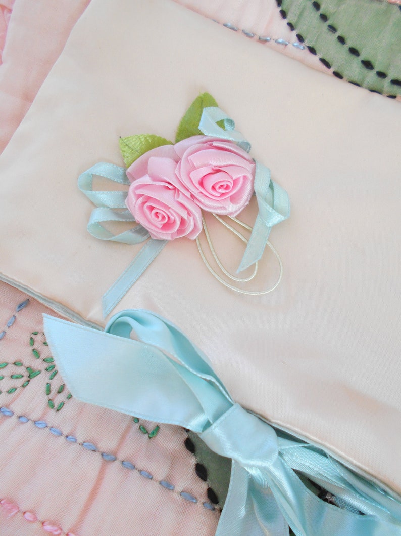 Pretty 1940/'s Pale Pink /& Aqua Satin Jewelry BagHolder with Rose Buds