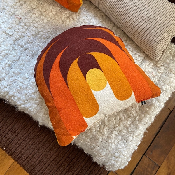 Le petit coussin en tissu vintage retro arrondi 70s - pièces uniques