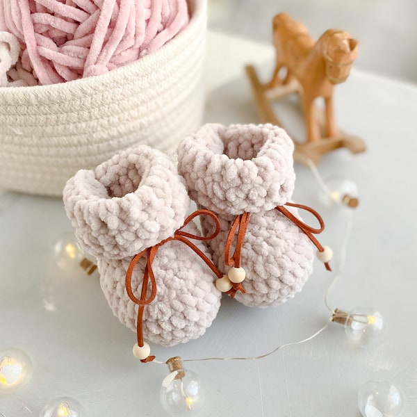 Crochet instructions for baby shoes made of plush wool, German