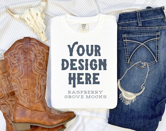 Western Comfort Colors Mockup, Bianco 1717 Cowgirl Mock up, Bianco Comfort Colors Mock up, C1717 Piegato Piatto Laico Mockup, Bianco Western Mockup