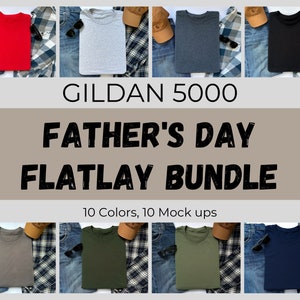 Könnte beinhalten: Ein Flatlay-Mockup-Paket mit 10 Gildan 5000 T-Shirts in verschiedenen Farben, darunter Rot, Grau, Grau meliert, Dunkelgrau meliert, Schwarz, Marine, Grün, Olivgrün und Blau. Die Shirts sind auf einem blauen Jeans-Hintergrund mit einem karierten Hemd, einer Sonnenbrille und einer Baseballkappe angeordnet.