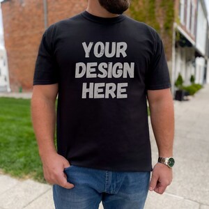 Schwarz Komfort Farben C1717 Mock-up Herren Tshirt Mockup Männliches Modell Mockup Schwarz Komfort Farben Mockup Vatertag Mockup Junggesellenabschied Mockup