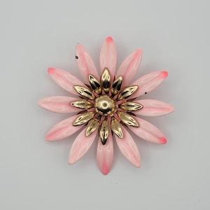 Vintage Sarah Coventry Pink and Gold Flower Brooch – Retro 1960s Floral Pin – Mid-Century Costume Jewelry