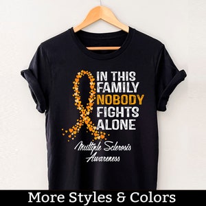 Camicia di sensibilizzazione sulla sclerosi multipla, in questa famiglia nessuno combatte da solo, regalo per la sclerosi multipla, supporto, magliette MS Warrior