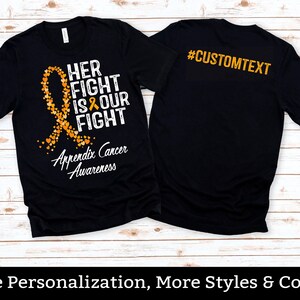Puede incluir: Camiseta negra con una cinta naranja y el texto "HER FIGHT IS OUR FIGHT" y "Appendix Cancer Awareness". La parte posterior de la camiseta tiene el texto "#CUSTOMTEXT".