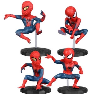 Peut inclure: Ensemble de quatre figurines d'action Spider-Man rouges et bleues. Chaque figurine est pos&eacute;e dans une pose d'action diff&eacute;rente et est livr&eacute;e avec une base noire.