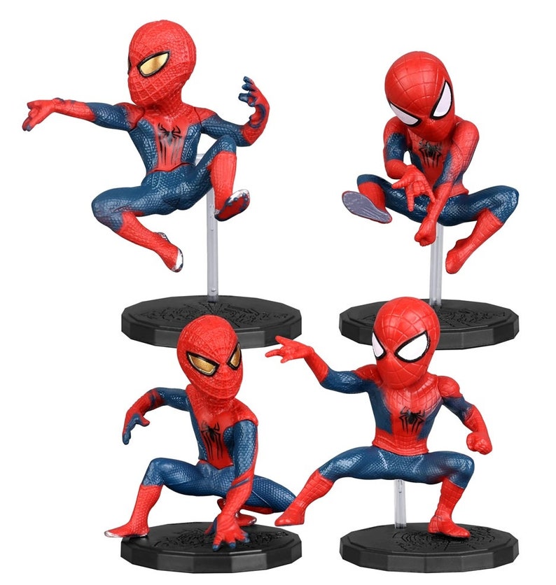 Peut inclure: Ensemble de quatre figurines d'action Spider-Man rouges et bleues. Chaque figurine est pos&eacute;e dans une pose d'action diff&eacute;rente et est livr&eacute;e avec une base noire.
