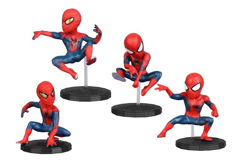 Peut inclure: Ensemble de quatre figurines d'action Spider-Man rouges et bleues dans diff&eacute;rentes poses. Chaque figurine mesure environ 10 cm de haut et est livr&eacute;e avec une base noire.