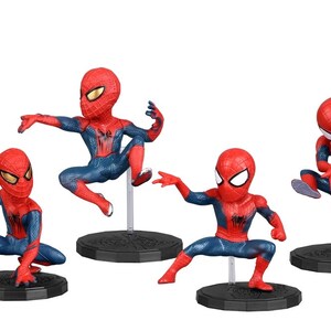 Peut inclure: Ensemble de quatre figurines d'action Spider-Man rouges et bleues dans diff&eacute;rentes poses. Chaque figurine mesure environ 7,5 cm de haut et est pos&eacute;e sur une base noire.