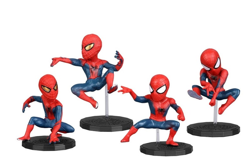 Peut inclure: Ensemble de quatre figurines d'action Spider-Man rouges et bleues dans diff&eacute;rentes poses. Chaque figurine mesure environ 7,5 cm de haut et est pos&eacute;e sur une base noire.