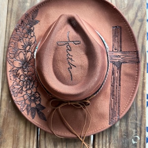 Chapeau brûlé : croix rustique et motif floral, chapeau de concert