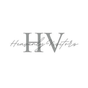 Puede incluir: Un dise&ntilde;o de logotipo minimalista con el texto "Heavenly Visitors" en una delicada escritura a mano. Las iniciales "HV" est&aacute;n apiladas encima del texto en una fuente sans-serif en gris, sobre un fondo blanco.