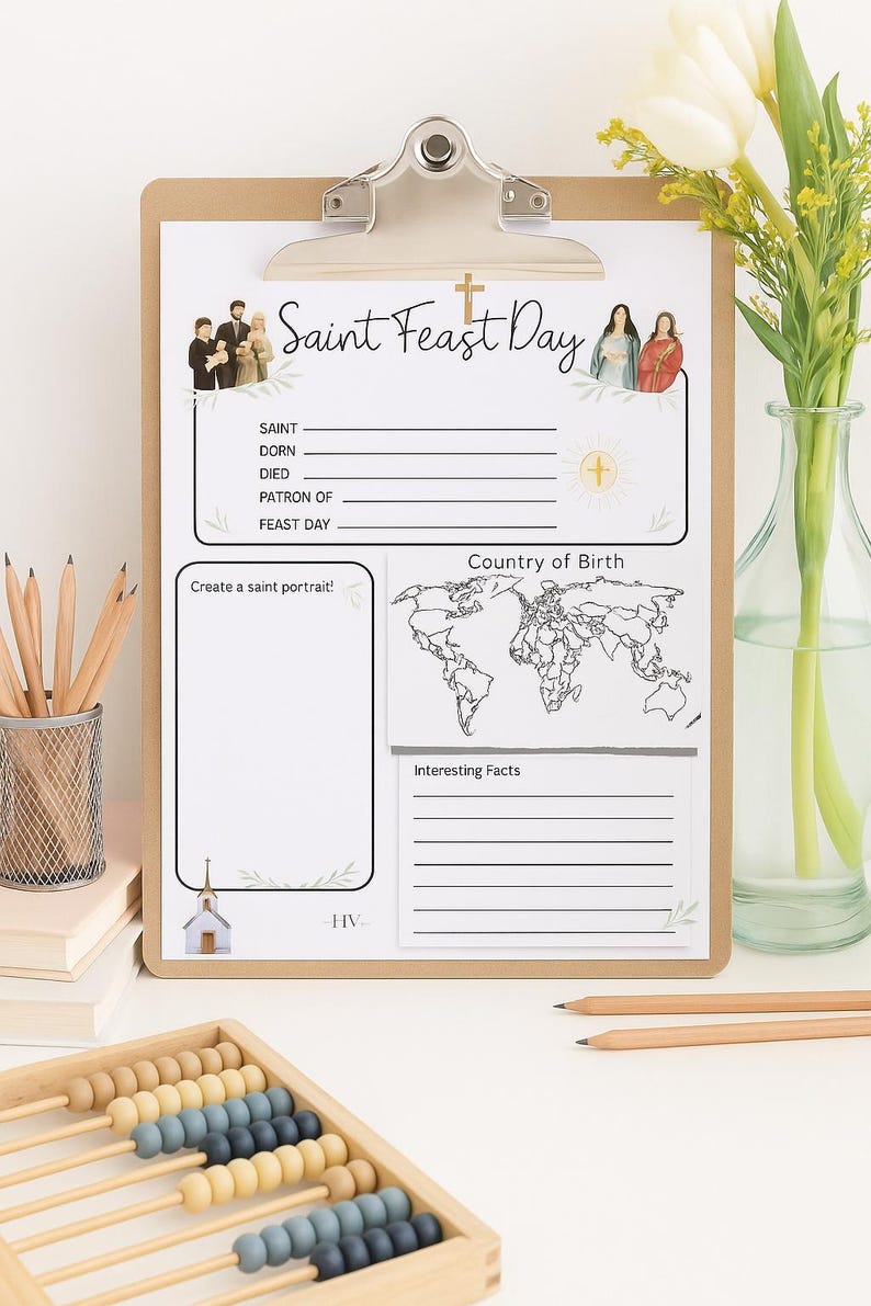 Puede incluir: Un portapapeles con una hoja de trabajo "Saint Feast Day". La hoja de trabajo incluye secciones para informaci&oacute;n, un mapa del mundo y un espacio para crear un retrato de un santo. L&aacute;pices, un portal&aacute;pices y un &aacute;baco est&aacute;n en primer plano.