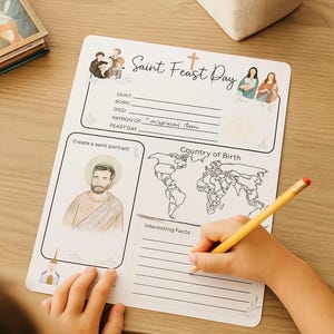 Puede incluir: Una hoja de trabajo blanca de Saint Feast Day con ilustraciones y texto. La hoja de trabajo incluye secciones para un retrato de santo, un mapa del pa&iacute;s de nacimiento y datos interesantes. Un ni&ntilde;o usa un l&aacute;piz amarillo para escribir.