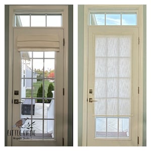Puede incluir: Dos im&aacute;genes de una puerta blanca con ventana, que muestran una cortina romana. La imagen de la izquierda muestra la cortina en posici&oacute;n plegada y levantada, mientras que la imagen de la derecha muestra la cortina completamente extendida. La puerta tiene un patr&oacute;n de rejilla.