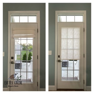 Puede incluir: Dos im&aacute;genes de una puerta blanca con ventana, con una cortina magn&eacute;tica color crema. La imagen de la izquierda muestra la cortina plegada, la derecha totalmente extendida. La puerta tiene un dise&ntilde;o de panel de vidrio y un tirador de metal. El texto "Little Birdie Magnetic Shades" es visible.