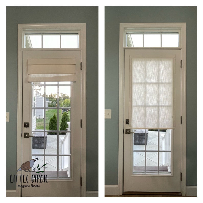 Puede incluir: Dos im&aacute;genes de una puerta blanca con ventana, con una cortina magn&eacute;tica color crema. La imagen de la izquierda muestra la cortina plegada, la derecha totalmente extendida. La puerta tiene un dise&ntilde;o de panel de vidrio y un tirador de metal. El texto "Little Birdie Magnetic Shades" es visible.