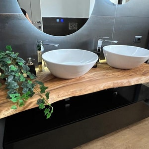 Etagère suspendue pour lavabo en bois d'olivier avec bord irrégulier image 1