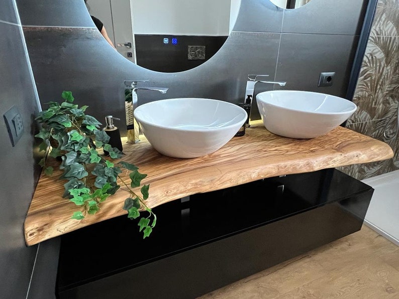 Etagère suspendue pour lavabo en bois d'olivier avec bord irrégulier image 1
