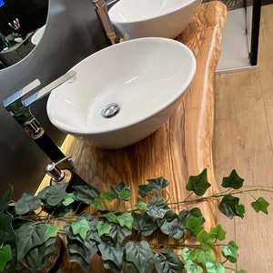 Etagère suspendue pour lavabo en bois d'olivier avec bord irrégulier image 3