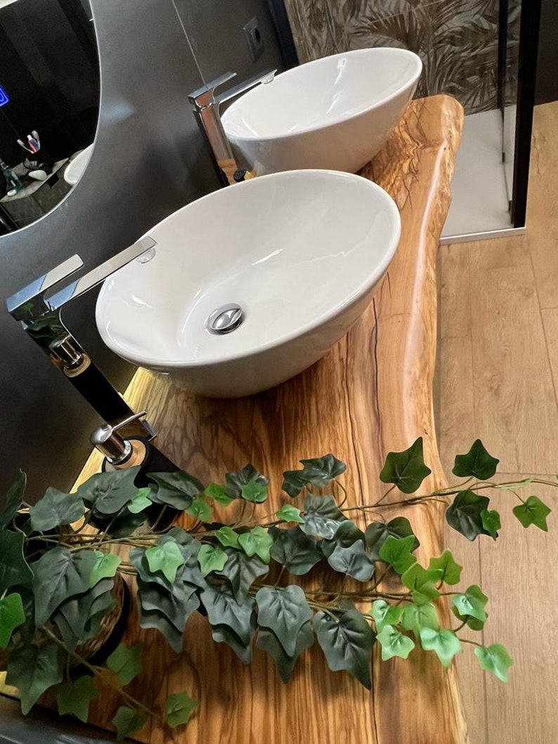 Etagère suspendue pour lavabo en bois d'olivier avec bord irrégulier image 3