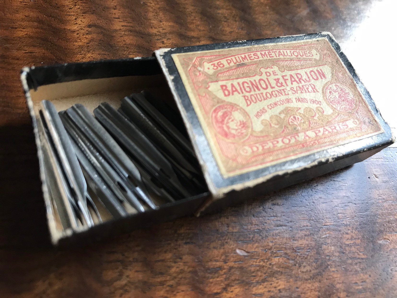 Ancienne Boîte de Plumes Baignol