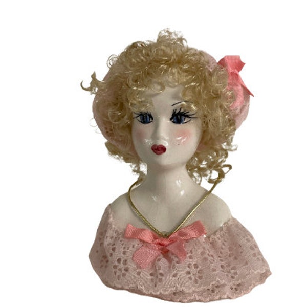 figurine vintage d'une fille. Buste en céramique. Poupée au visage de porcelaine et aux cheveux bouclés.