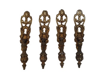 4 vintage handles in brass/bronze. Overlay with a keyhole.