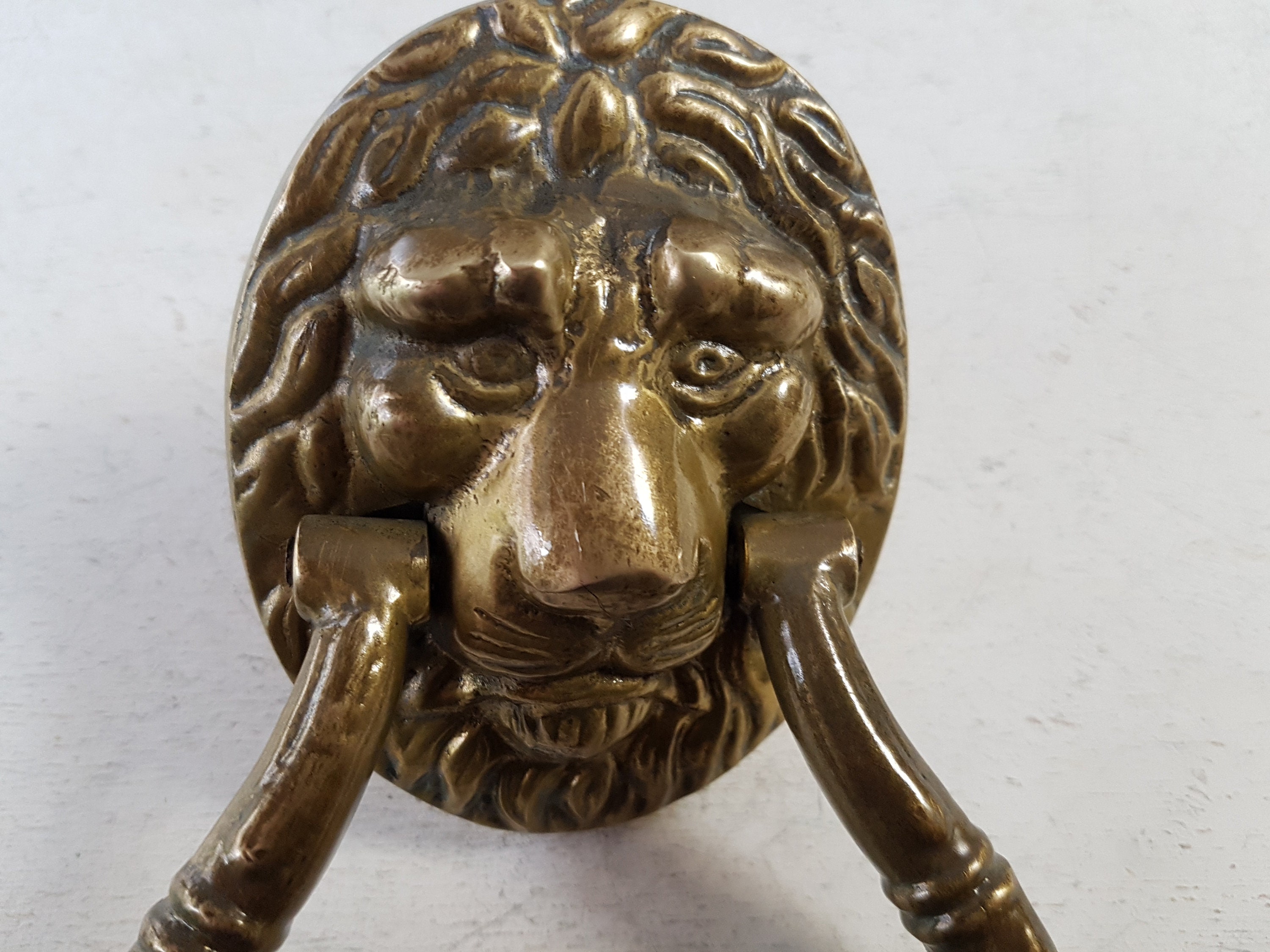 Heurtoir De Porte Tête De Lion En Laiton – Grand Anneau, Finition Vieillie, Look Imposant