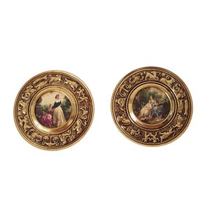 Paire d&#39;assiettes murales vintage en laiton (bronze). Plaque avec une image en relief des signes du zodiaque. Scènes pastorales françaises.