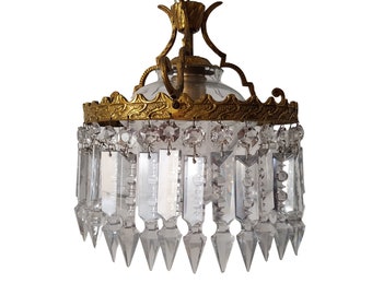 Plafoniera vintage con paralume in cristallo e pendagli in vetro. Lampada in ottone. Cablaggio e portalampada nuovi.