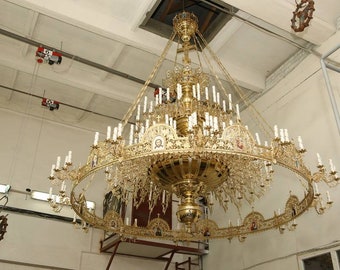 Паникадило троицкого собора лавры. Светильник церковь. Большая люстра в церкви. Паникадило в православном храме. Большая люстра в церкви.