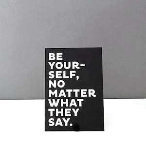 Carte postale BE YOURSELF..... Carte A6, carte de vœux, carte de félicitations, déclaration, faute de frappe, design, fabriquée en Allemagne