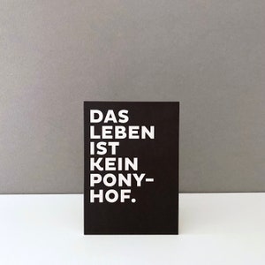Carte postale THE LIFE IS.... Carte A6, carte de vœux, carte de félicitations, déclaration, faute de frappe, design, fabriquée en Allemagne
