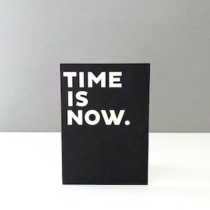 Ansichtkaart TIME IS NOW..... A6-kaart, wenskaart, felicitatiekaart, verklaring, typfout, ontwerp, gemaakt in Duitsland