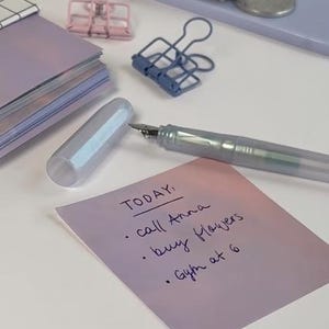 以下が含まれることがあります： つや消し仕上げの、斑点模様のセラミックマグカップ3個セット。マグカップはクリーム色、ライトグレー、ダークグレーの3色。各マグカップはシンプルでミニマリストなデザインで、コーヒーや紅茶に最適です。