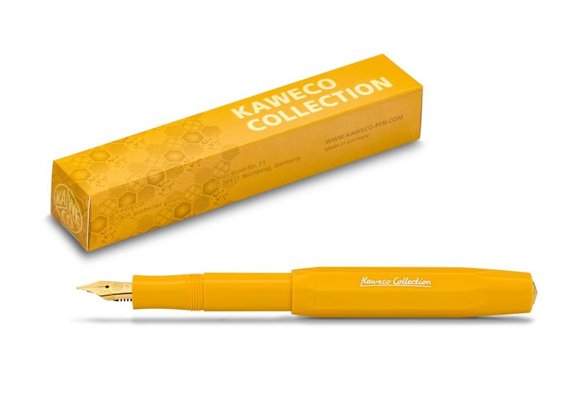 Op de afbeelding: Een gele vulpen met een gouden penpunt en de tekst "Kaweco Collection" gedrukt op de zijkant. De pen zit in een gele doos met een honingraatpatroon en de tekst "Kaweco Collection" gedrukt op de bovenkant.